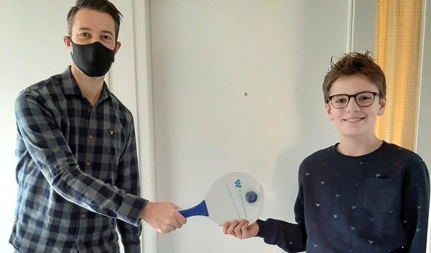• De uitreiking van de beachball set aan één van de leerlingen.
