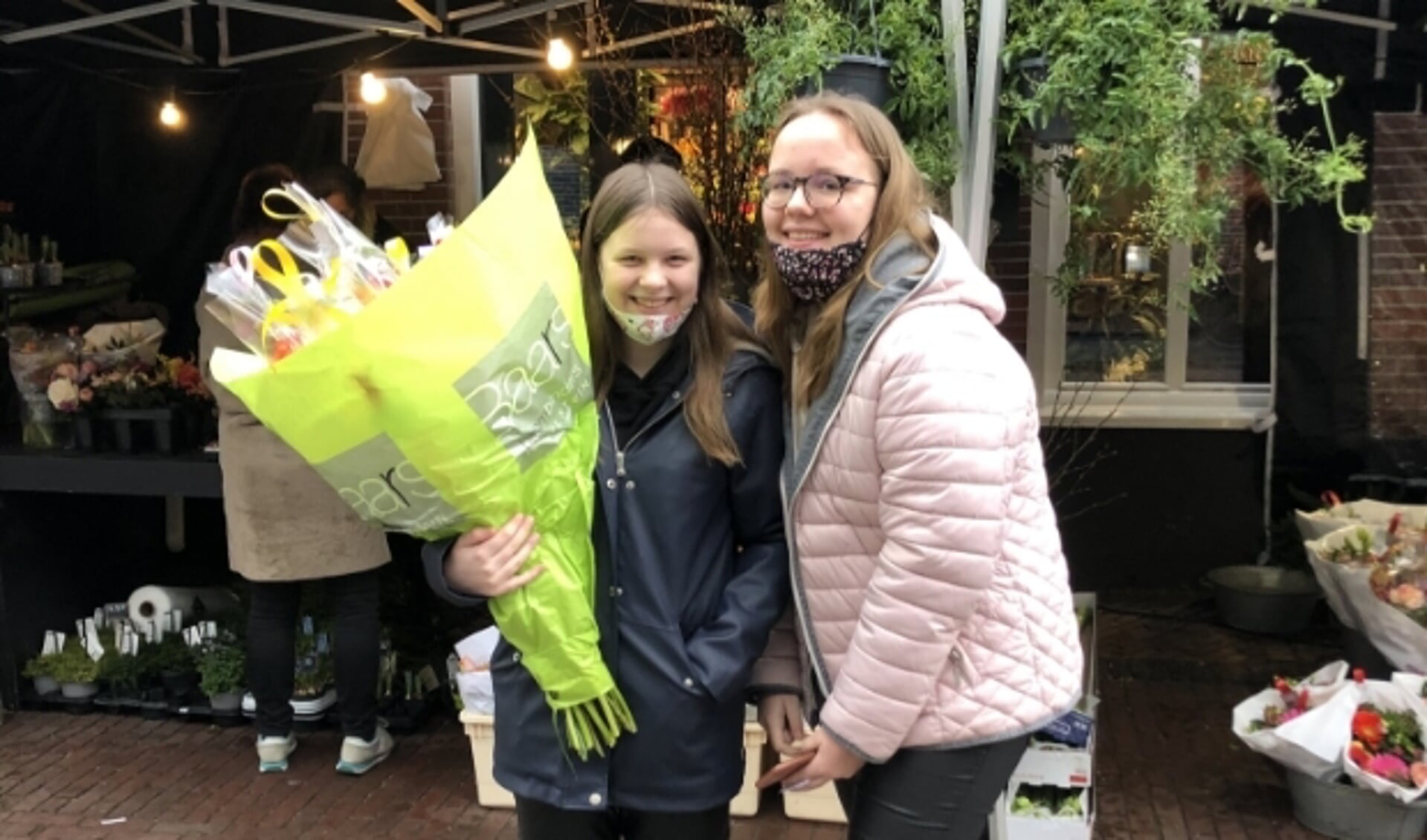 Dana en Frederiek bij bloemist Baars, waar zij de prachtige, stuk voor stuk ingepakte bloemen mochten ophalen. Foto: Annemarijn Boonstra