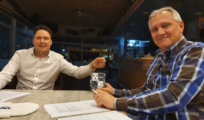 <p>• Lekkerkerk-voorzitter Frans Braal (l) met de nieuwe trainer René Noort.</p>