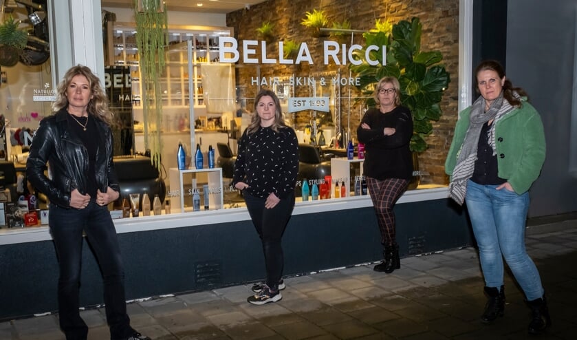 <p>• Kapsalon Bella Ricci in Krimpen aan den IJssel deed donderdagavond mee aan de landelijke actie #lichtvoordathetuitgaat.</p>