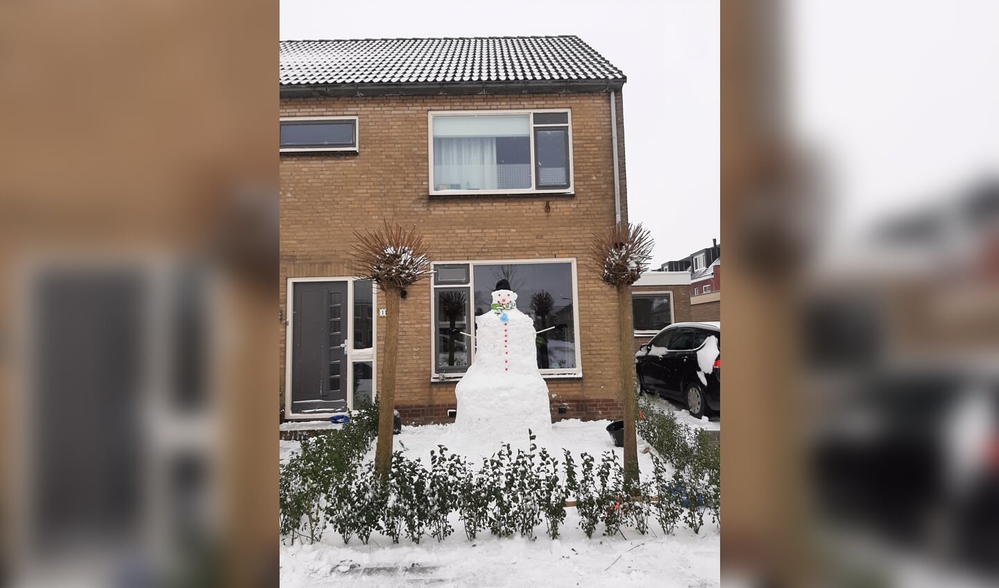 • Sneeuwpop in de Emmastraat in Langerak.