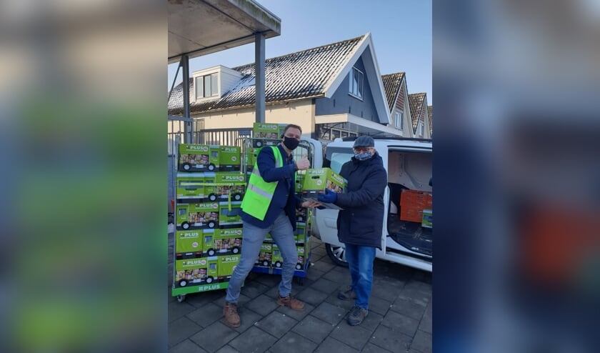 • De overhandiging van de pakketten.