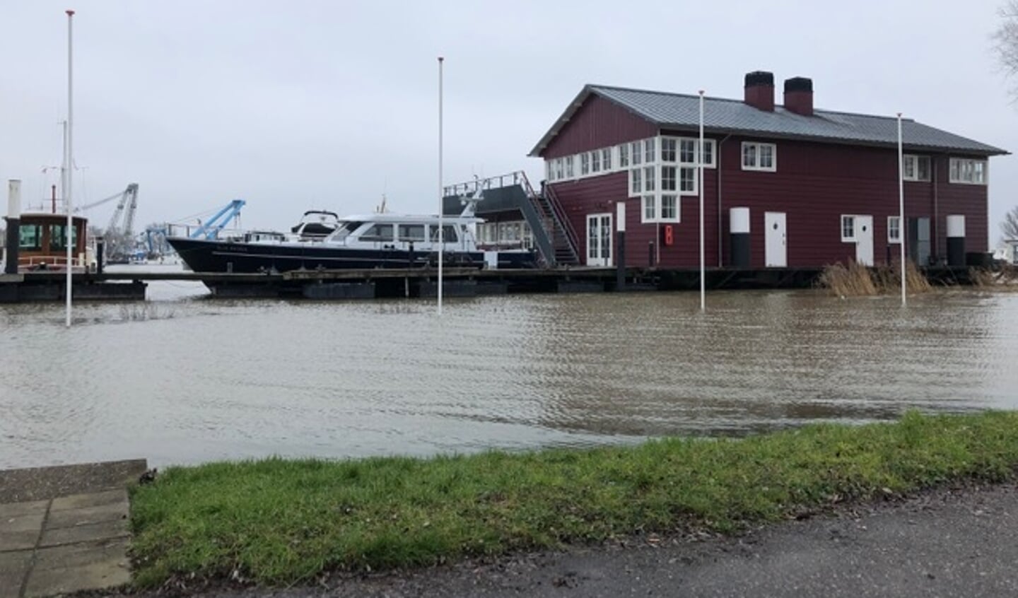 Hoogwater bij de haven in Sleeuwijk.
