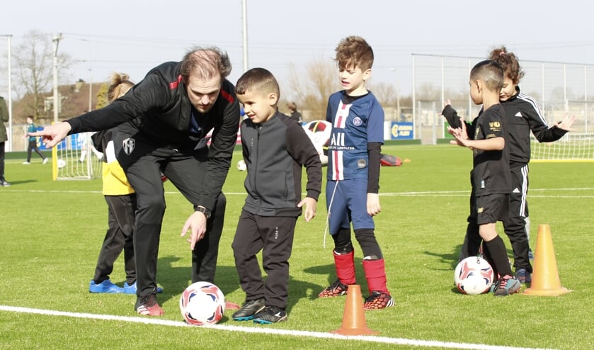 <p>• Trainer geeft instructies aan de kinderen.</p>