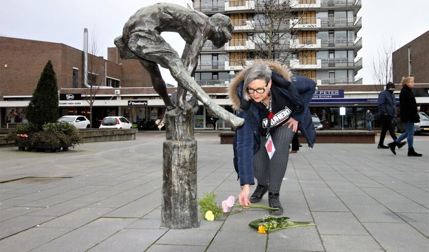 <p>• Bij het beeld van het meisje dat over een paaltje springt werden bloemen gelegd.</p>