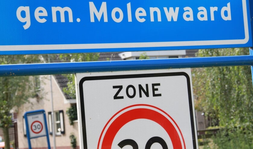 <p>• Het voormalige Molenwaard besloot medewerking te verlenen aan de vestiging van een paardenfokkerij aan het Westeinde.</p>