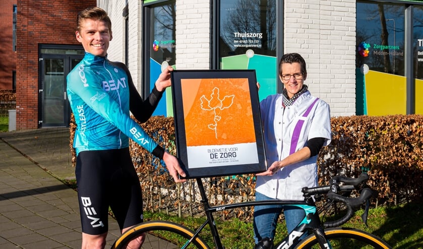 <p>• Piotr Havik overhandigt zijn 'Bloemetje voor de Zorg' aan Eline Anker, hoofd verpleegkundige van Zorgpartners Midden-Holland te Schoonhoven.</p>