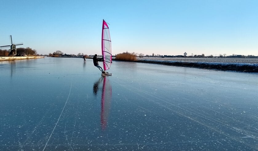 Martijn Duel aan het ijssurfen op de Ammerse boezem vlakbij de Achterlandse molen