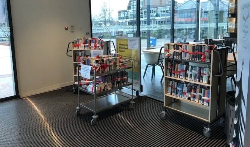 <p>• De karren met afhaalboeken bij de entree van de bibliotheek.</p>