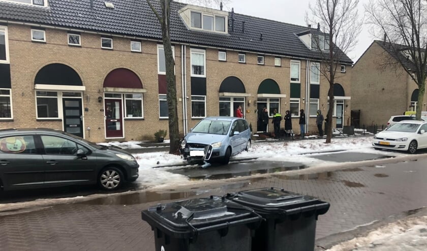 <p>• Eén van de auto's raakte een boom en kwam in een voortuin terecht. </p>