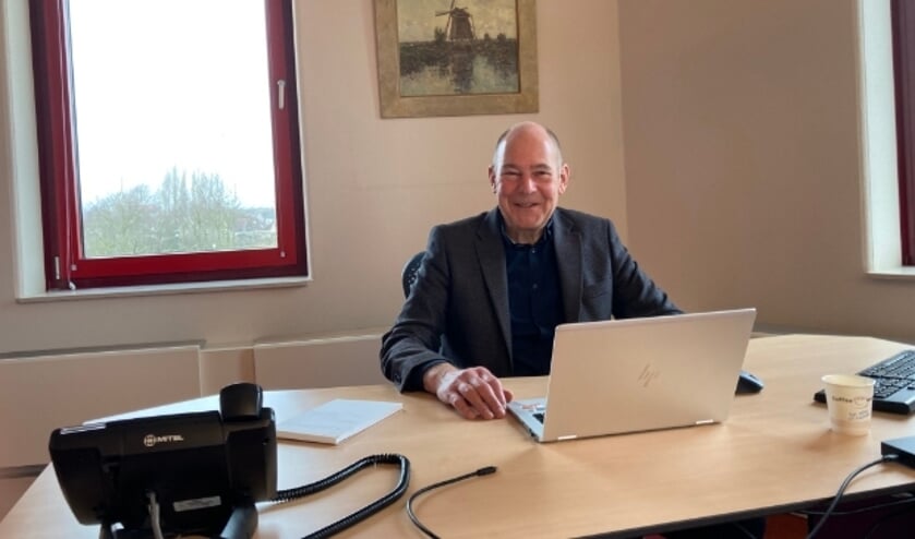 <p>Wethouder van o.a. economische zaken Karl Maier zit klaar om digitaal koffie te drinken met inwoners/ondernemers. (foto: Arno voor de Poorte) </p>