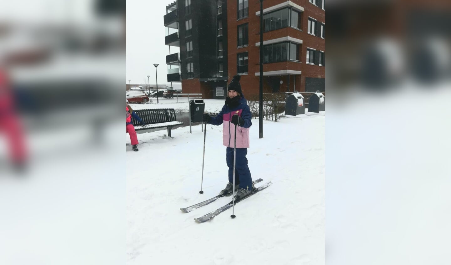 • Sanne en Tess den Hartog skiën in Ameide.