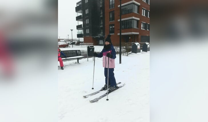 • Sanne en Tess den Hartog skiën in Ameide.
