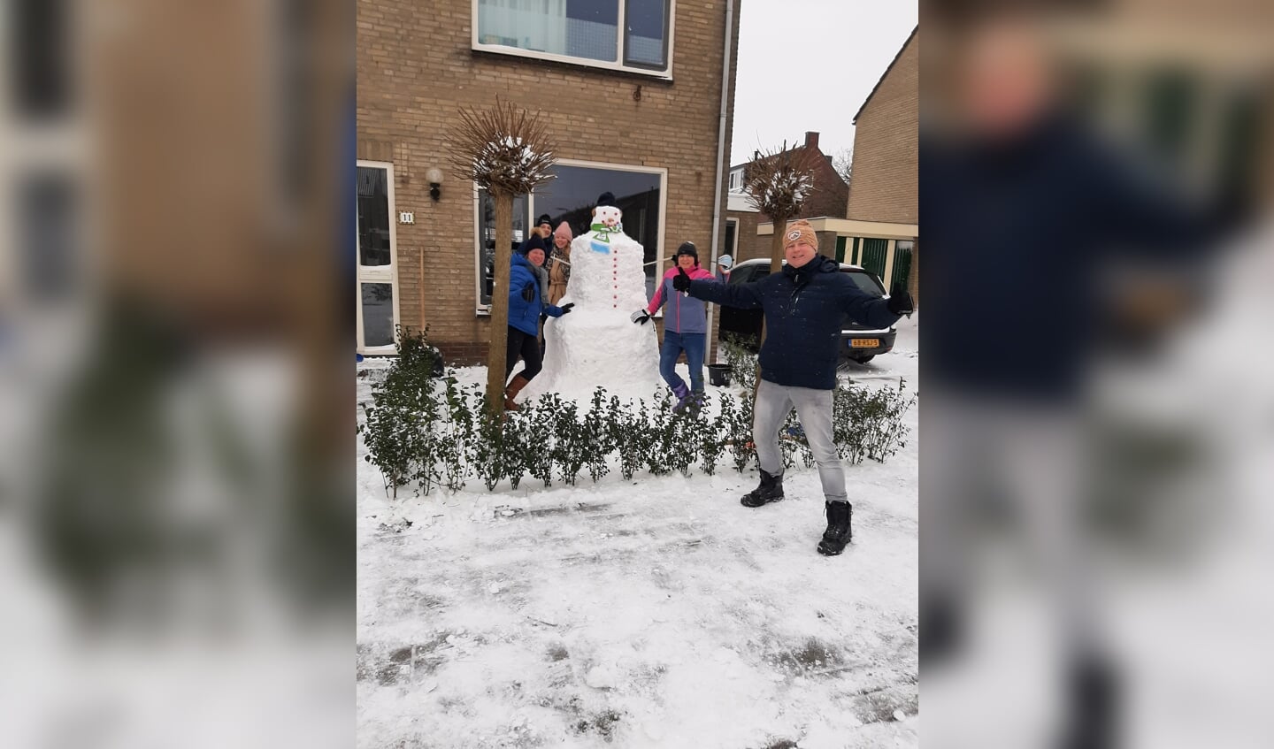 • Grote sneeuwpop in de Emmastraat in Langerak.