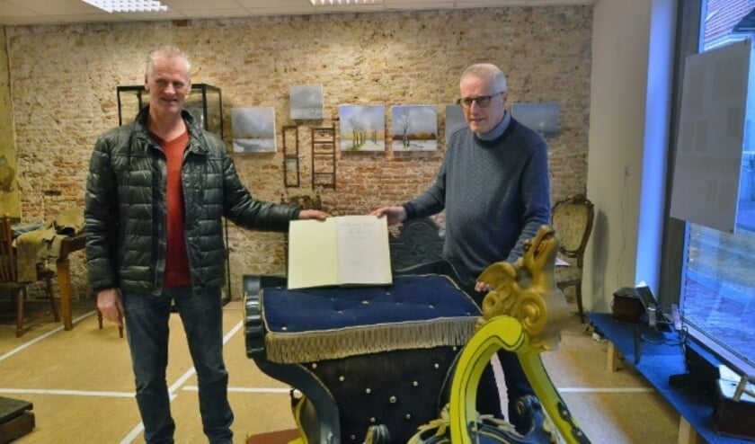<p>In Stadsmuseum De Knoperij overhandigt voorzitter Frans van Lint van de Montfoortse IJsclub aan Lex van Wijk, voorzitter SOM het archief van deze oudste vereniging van Montfoort Foto: Paul van den Dungen</p>