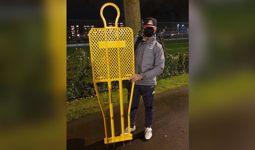 • Een van de vrijetrappoppen wordt getoond.