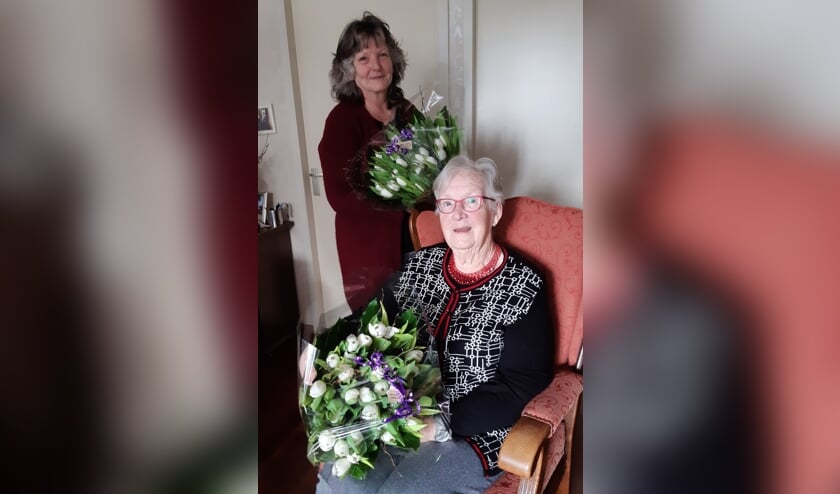 • Ria de Jong-van Heeren (zittend) is 50 jaar lid van Passage Bleskensgraaf en Joke den Toom-Terlouw 25 jaar.