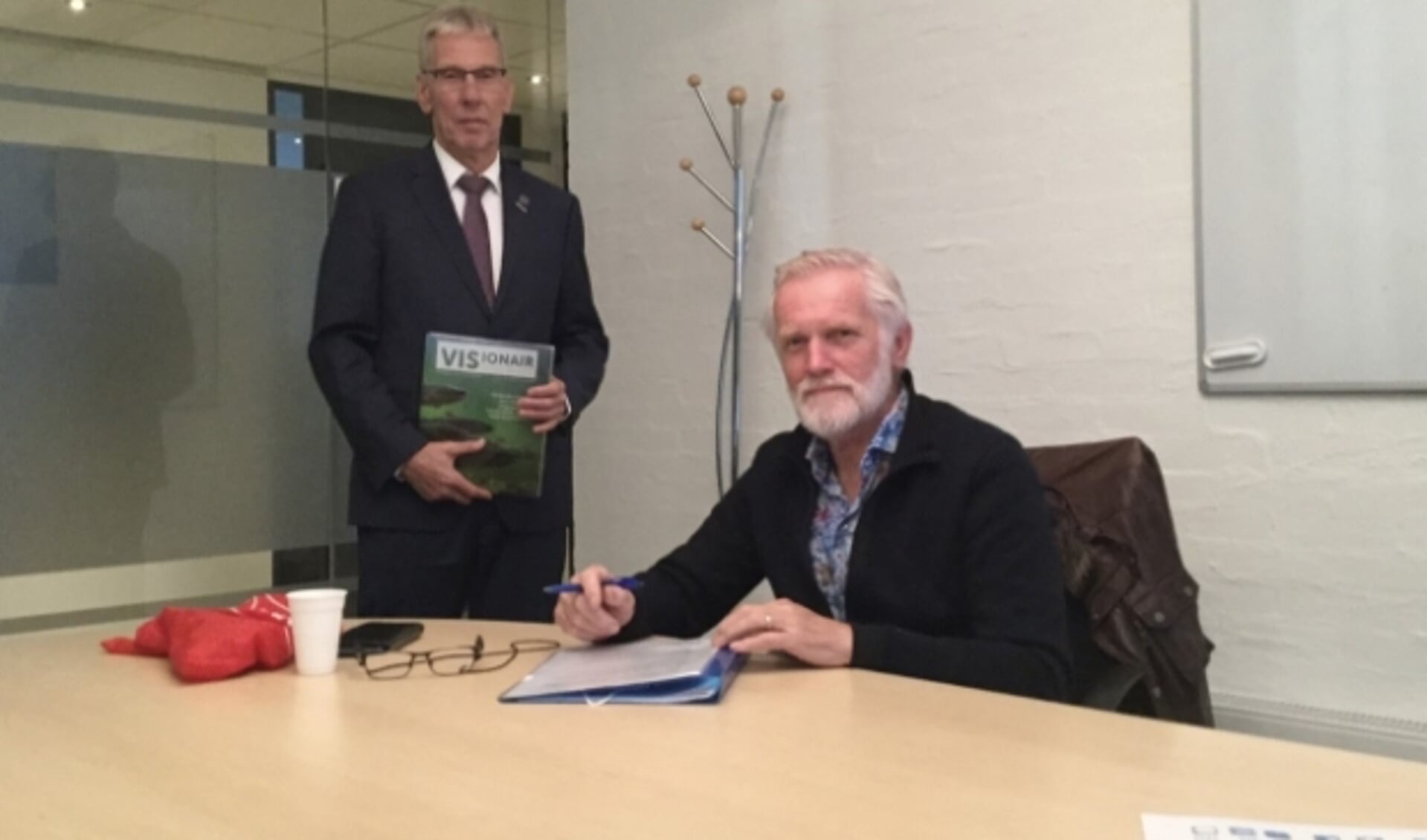In oktober ondertekenden voorzitter Piet Schouten (rechts) en wethouder Herman van Wiggen de nieuwe overeenkomst voor de visrechten voor de singels. Foto: HSV Montfoort.