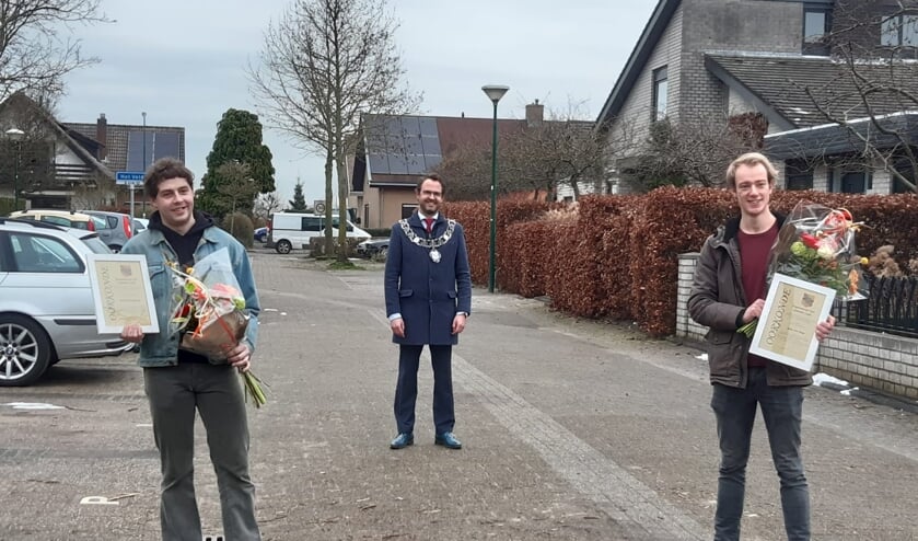 <p>• Burgemeester Laurens de Graaf met de twee winnaars van de Jongerenaward.</p>