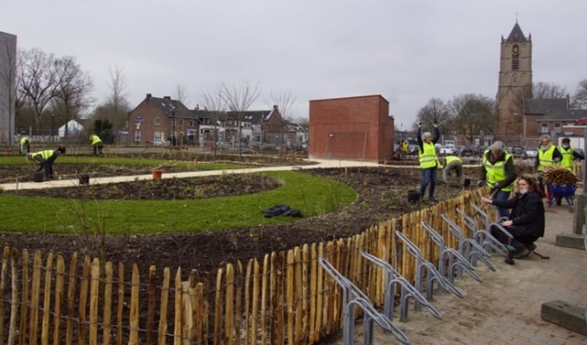 Kastanjehouten hekwerk geplaatst door vrijwilligers