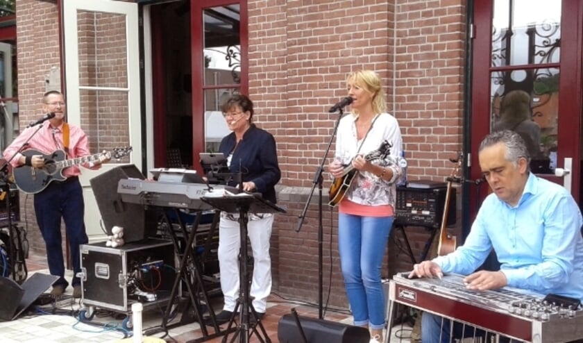 <p>Het huistrio Change of Key van Theater Concordia krijgt deze keer versterking van Tom Ensink op pedal-steel guitar.<span class="Fotocredit" cstyle="Fotocredit" style="color: rgb(0, 0, 0);"> Ingezonden foto</span></p>