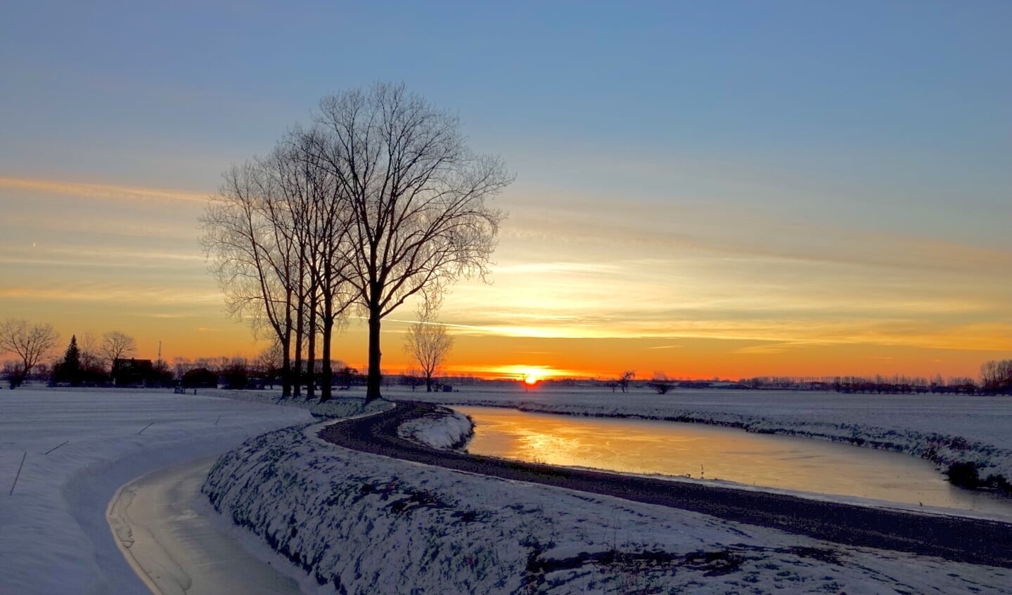 • Zondag de laatste mooie witte winterdag. De dag begon met een prachtige zonsopkomst in de polder.