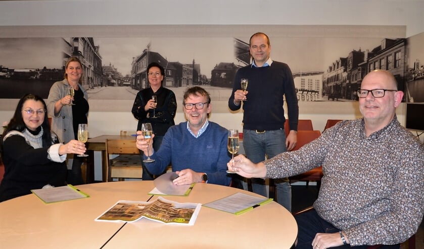 • Stichting MUS, MZ Vastgoed BV en Christina Noppe van Huisartsenpraktijk De Wiel tekenden vorige week een intentieovereenkomst voor nieuwbouw op de Broekgraaf.