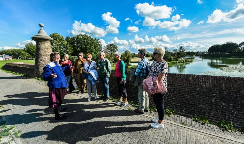 • Een stadsgids met een groepje toeristen in Nieuwpoort.