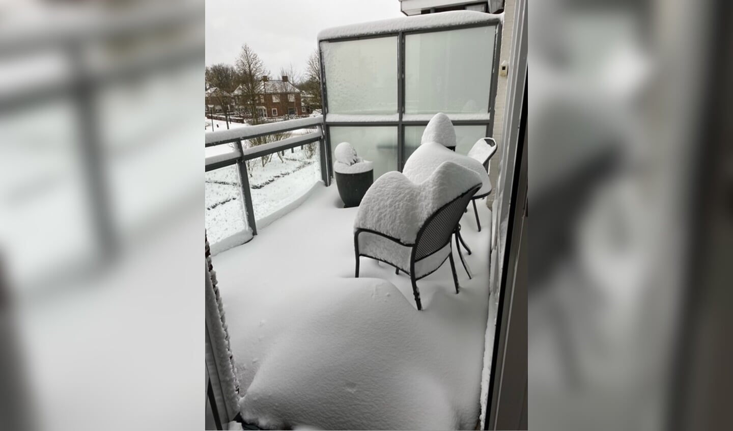 Hierbij een mooie winterse foto van het balkon van een appartement in zorghuis Antonia in Almkerk.
