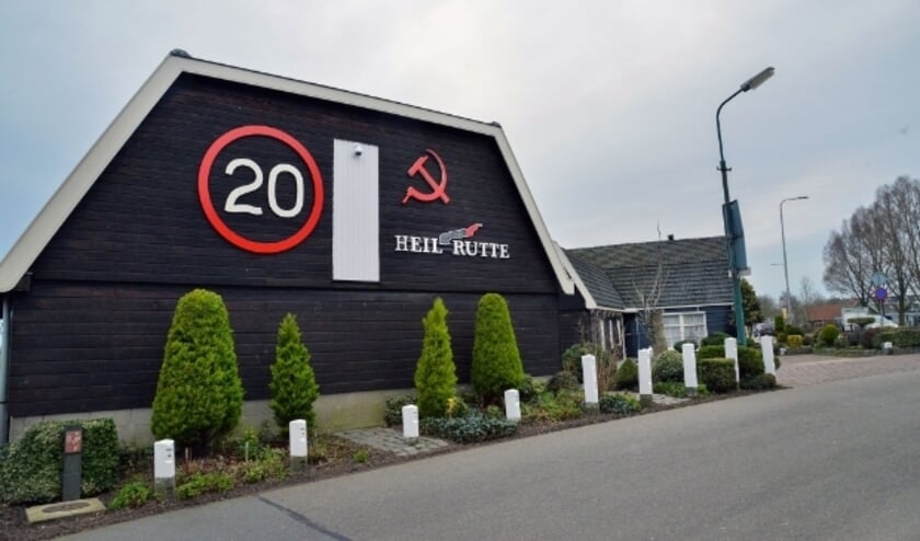 <p>Het pand aan De Meent in Oudewater met de gewraakte teksten en symbolen. Een 74-jarige man is door de politie aangehouden voor belediging. Foto: Paul van den Dungen</p>
