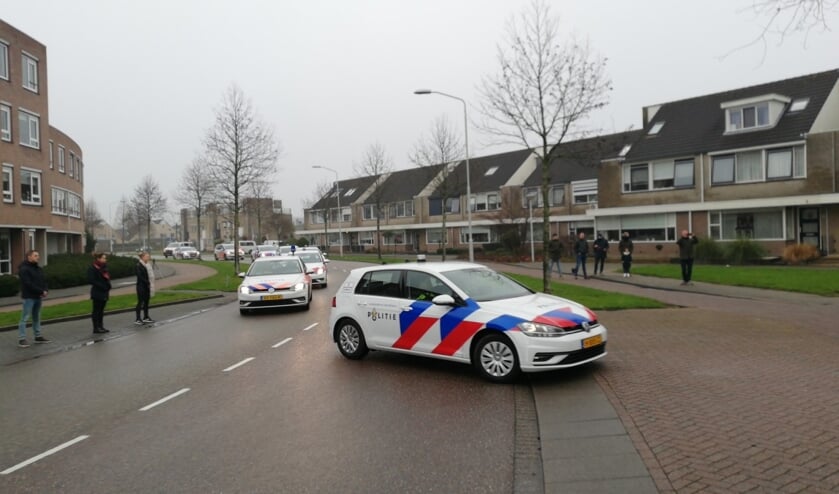 <p>• De stoet politiewagens rijdt langs het huis van de ernstig zieke collega.</p>
