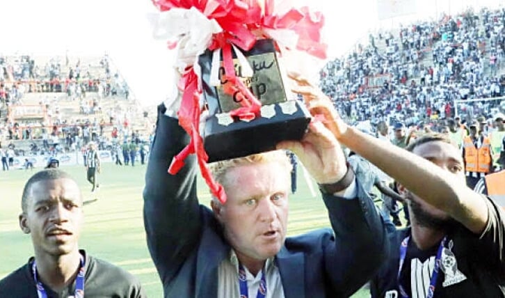 • Pieter de Jongh wint met FC Platinum de nationale beker van Zimbabwe.