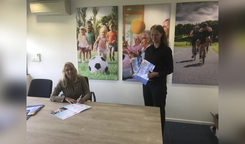 Ondertekening door wethouder Lisanne Lanser en huisarts Kuiper-Meijer
