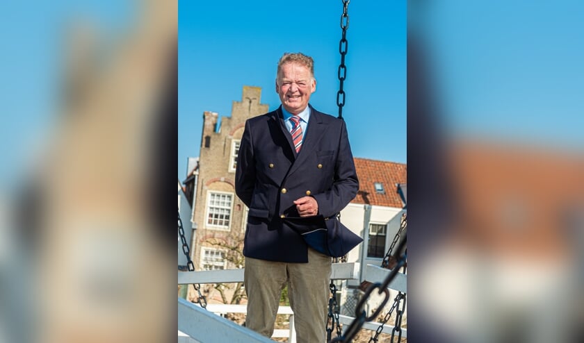 <p>• Burgemeester Roel Cazemier in een zonnig maar winderig Schoonhoven.</p>