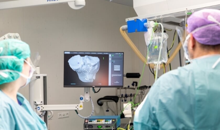 <p>Het grote voordeel van opereren met de robotarm is dat je er nóg nauwkeuriger mee kunt werken”, zegt Diyar Delawi, orthopedisch chirurg (orthopeed), in het St. Antonius. Foto: PR St. Antonius</p>