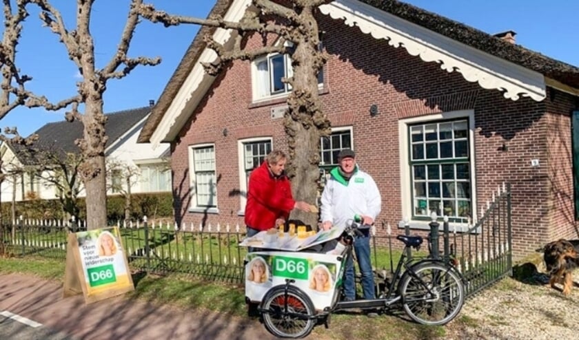 <p>Paul de Jonge en Henk van Bezuijen van D66 bij de D66-bakfiets aan de Korte Linschoten Oostzijde met zonnebloemzaden in plaats van warme chocomel.</p>