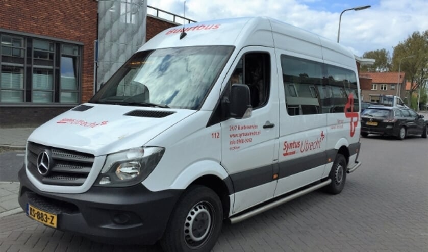 <p>Alle kleine buurtbussen zijn coronaproof ingericht met een 'kuchscherm' voor de chauffeur, extra ventilatie, een actief luchtfilter, handgel en extra schoonmaakmomenten. Foto: Syntus Utrecht</p>
