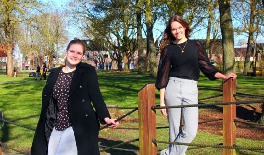 <p>'Een stageplaats voor elke IJsselsteinse mbo'er'; dat is het uitgangspunt van Chiara (links) en Marlieke. (Foto: Lysette Verwegen)</p>