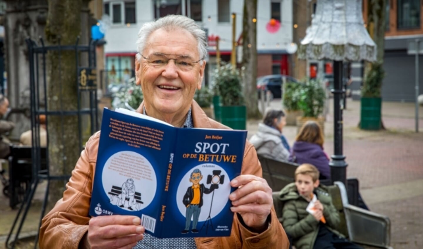 Jan Beijer met zijn boek 'Spot op de Betuwe', een verzameling columns, bij de Bank van Hannes op de Groenmarkt.