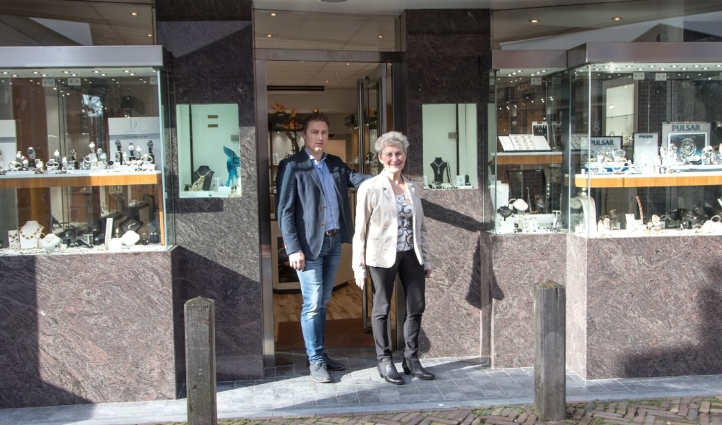 Rutger en Nel voor de ingang van hun juwelierszaak aan de Binnenpoort in Culemborg (foto: Arno voor de Poorte)