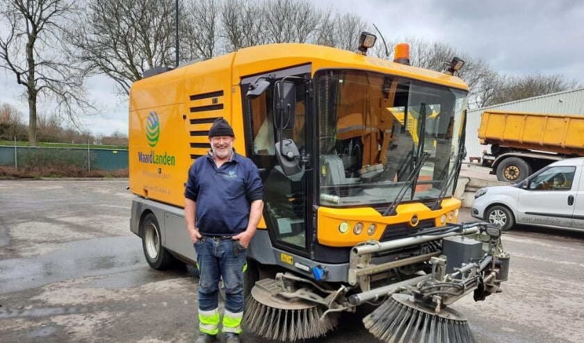<p>• Peter van Zanten bij zijn vertrouwde veegmachine.</p>
