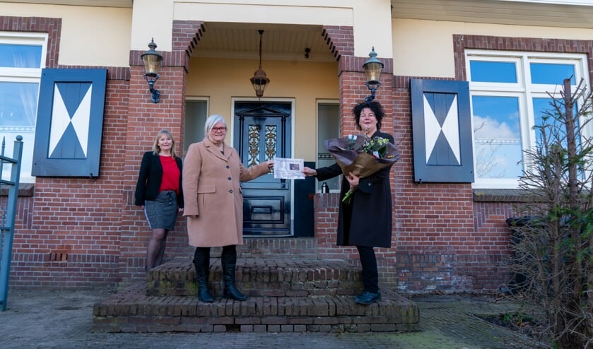 <p>Anne-Wil Maris krijgt de pluim overhandigd.</p>