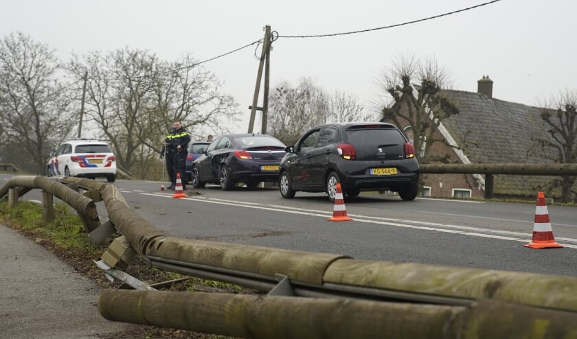 <p>• De houten geleiderail raakte flink beschadigd als gevolg van het ongeluk.</p>