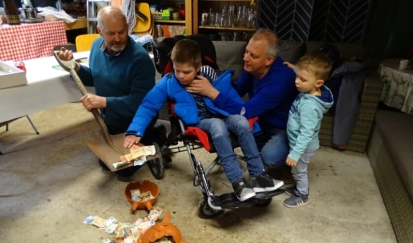 <p>Veel, heel veel geld in de spaarpot voor Stichting Kinderen en Kansen. Vlnr. oprichter Jan Kuks, Sven Smit, zijn vader Jelger en broertje Lars.</p>