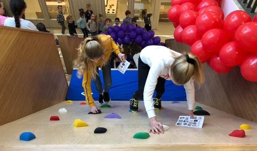 • Kinderen van De Twijn op de klimmuur.