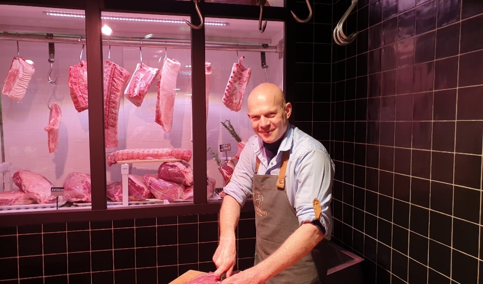 Gerrit ter Haar in zijn element tijdens het snijden van het vlees bij Slagerij Knobbout.