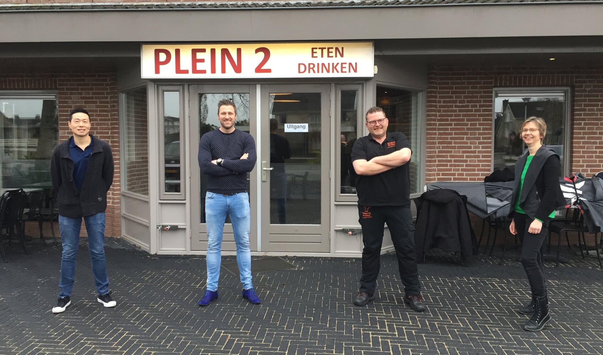 • Mieke van den Boomgaard (Miek-Kado),  Remon de Kreij (AH), Henk Bouter (Slagerij Bouter),   Chris Chu (Plein2).