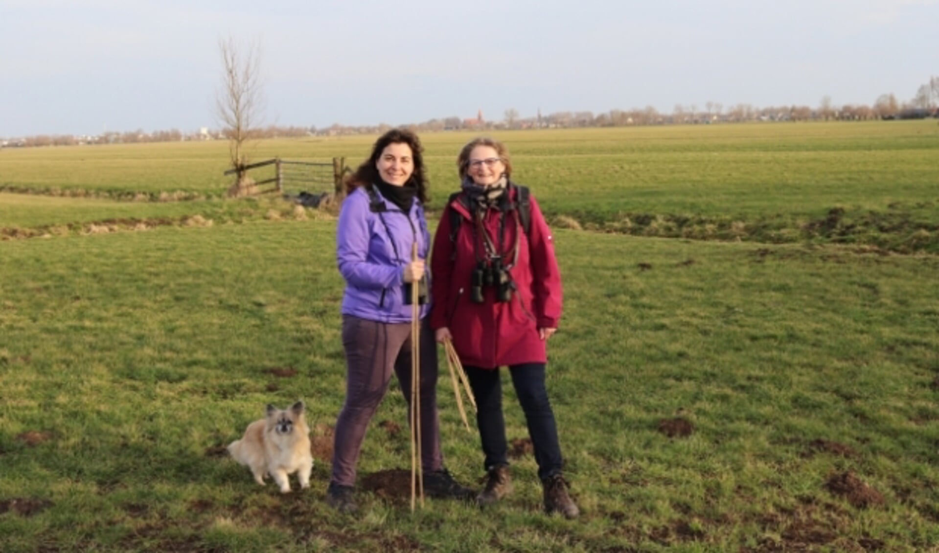 Marian en Berlinda in het buitengebied op zoek naar weidevogelnesten, met Montfoort op de achtergrond. ''Lekker buiten bezig zijn, midden in de natuur.''  