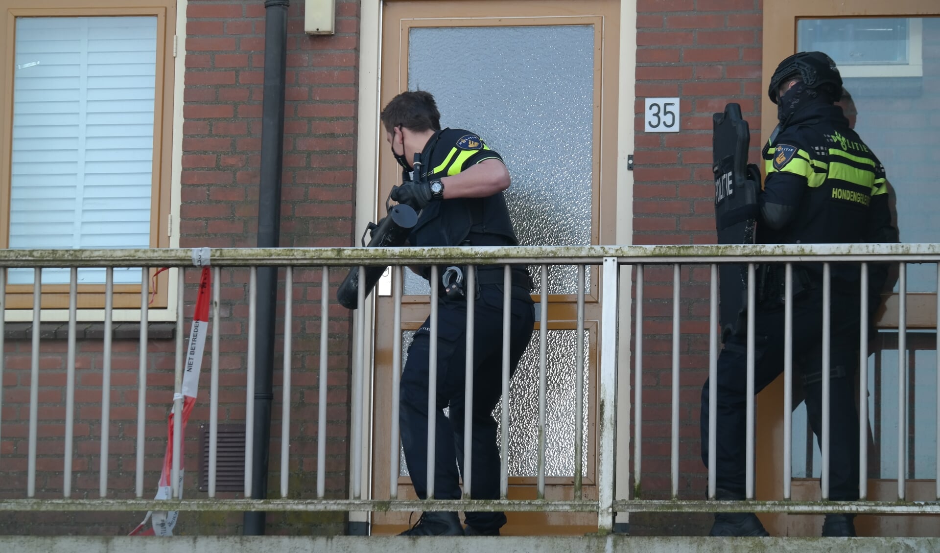 • De politie forceerde zondagochtend de deur van de flatwoning in Gouderak om binnen te komen. 