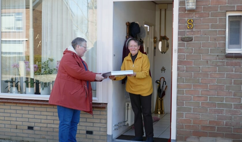 • Rina van Es neemt de eerste fotopuzzel in ontvangst.